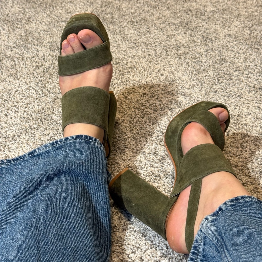 1970s 70s inspired olive green faux suede platform sandals block heels size 7